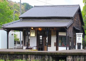 駅舎「油須原駅」